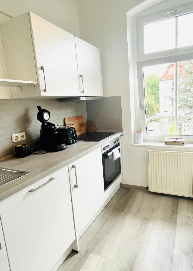 Zentrales Apartment: Modernisiert mit WLAN, Smart-TV und Balkon Erfurt Exterior photo