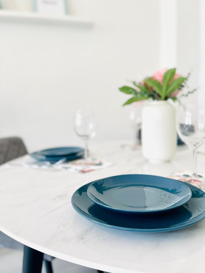 Zentrales Apartment: Modernisiert mit WLAN, Smart-TV und Balkon Erfurt Exterior photo